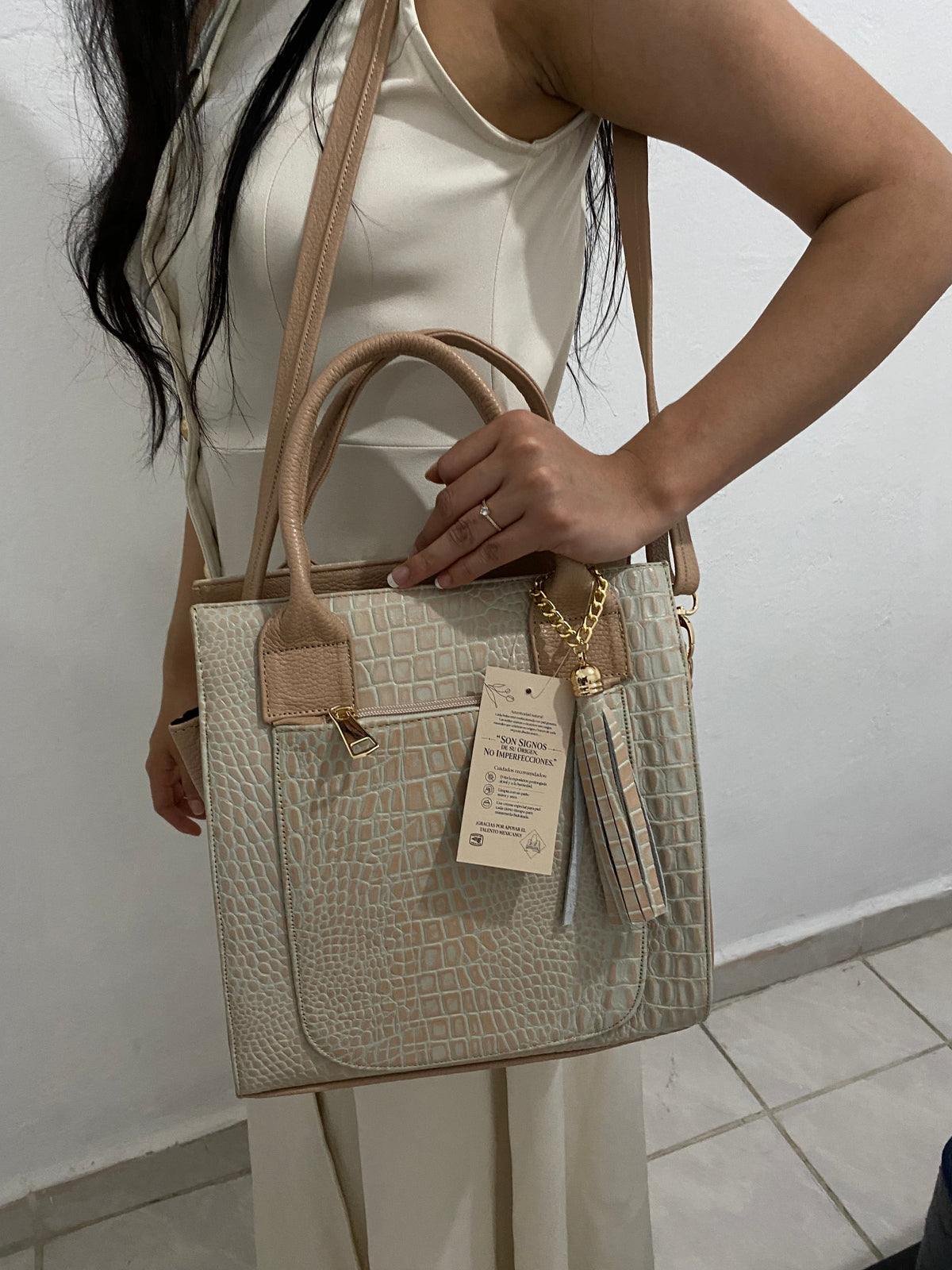 Bolsa Tote Arena con modelo sosteniendo en mano