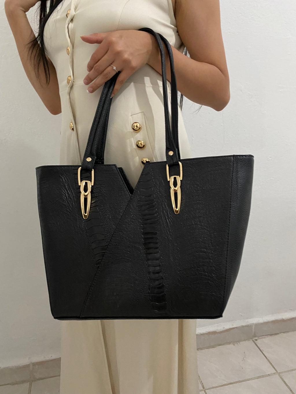 Tote V-Cut Negra Textura Mixta con modelo vista frontal completa detalle diseño en V