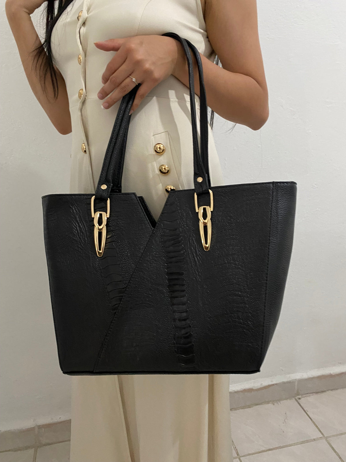 Tote V-Cut Negra Textura Mixta con modelo vista frontal completa detalle diseño en V