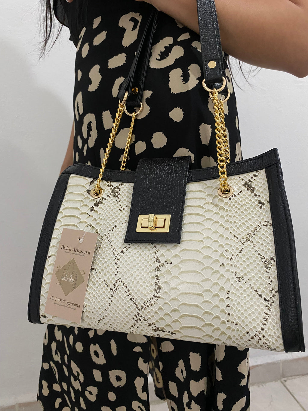 Bolsa Python Noir con modelo vista lateral