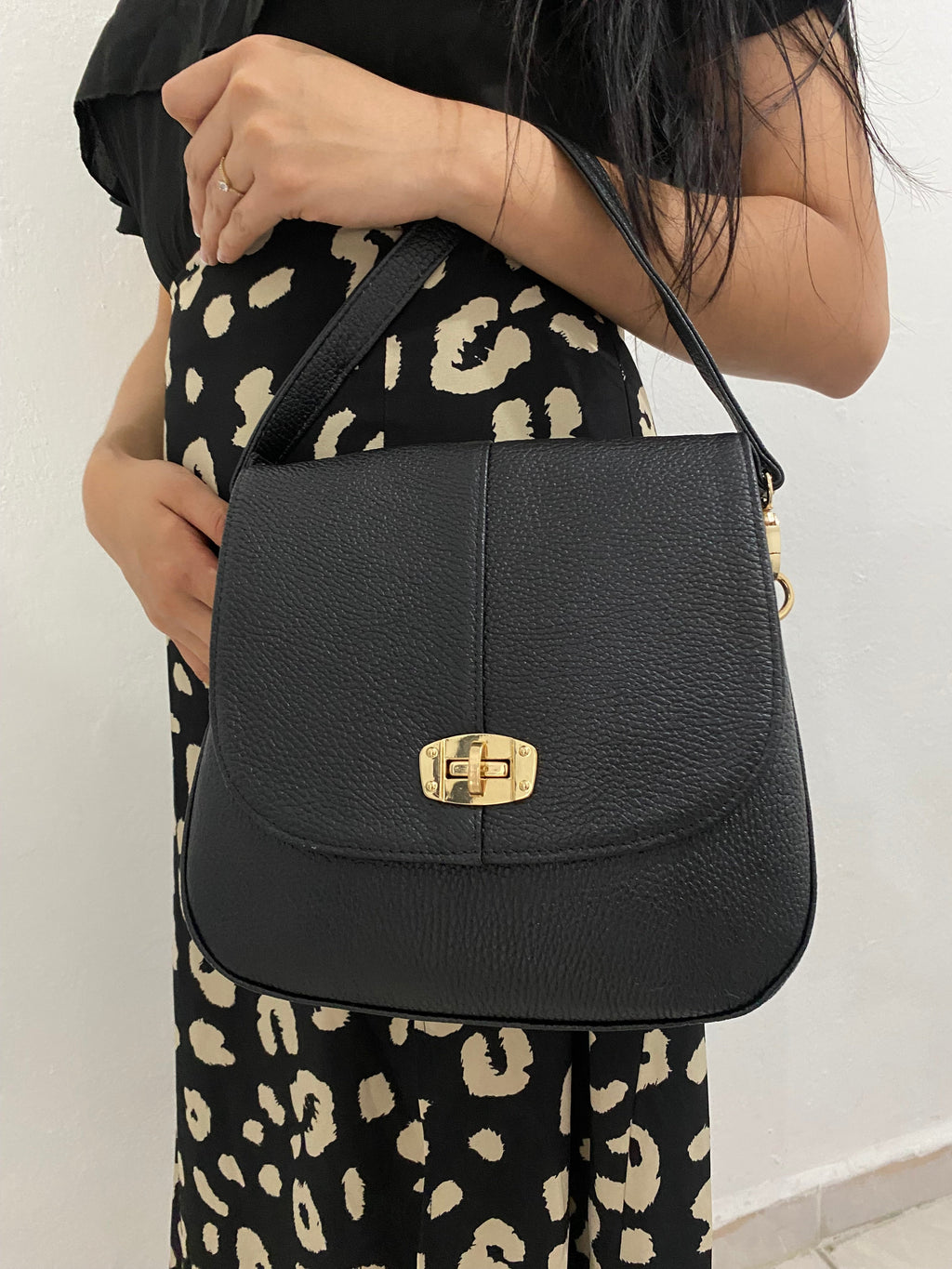 Bolsa Saddle Noir negra con modelo vista frontal