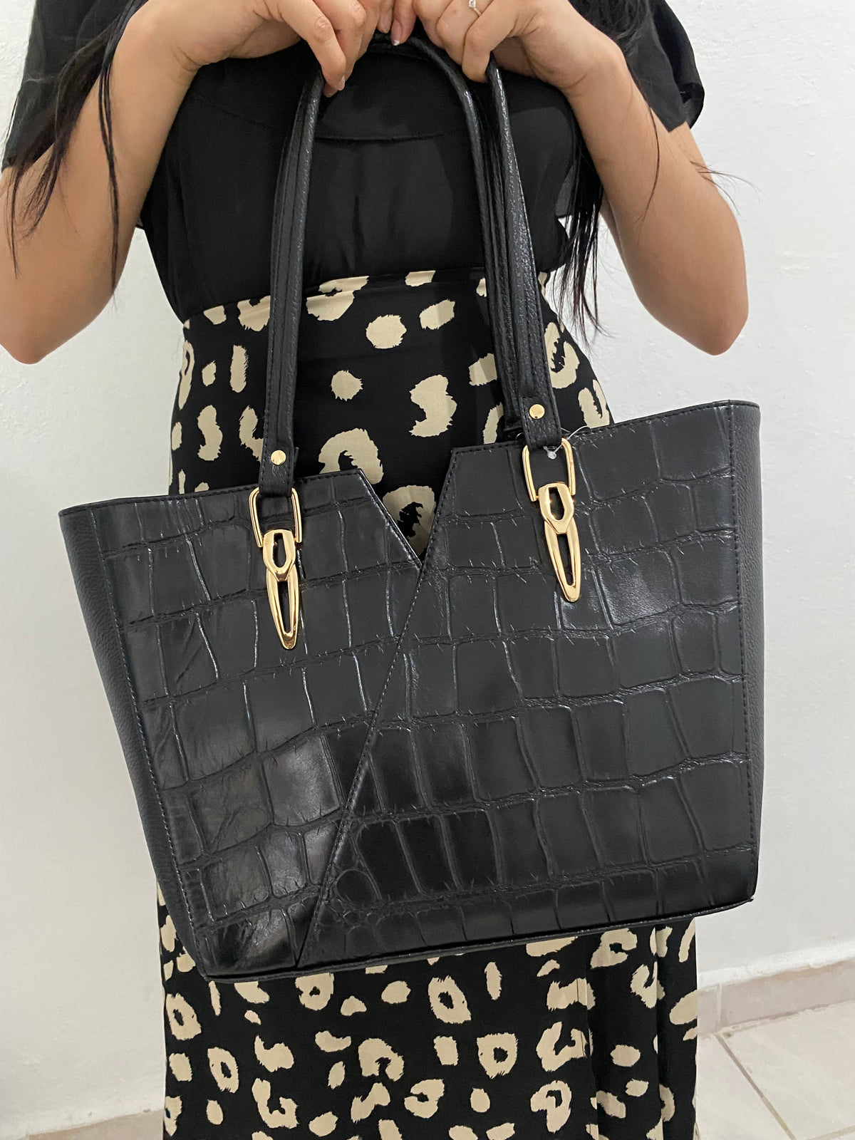 Bolsa Tote Croc Noir con modelo sosteniendo con dos manos