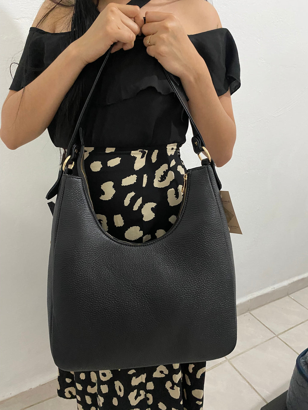 Bolsa Hobo Noir con modelo vista frontal sosteniendo al hombro