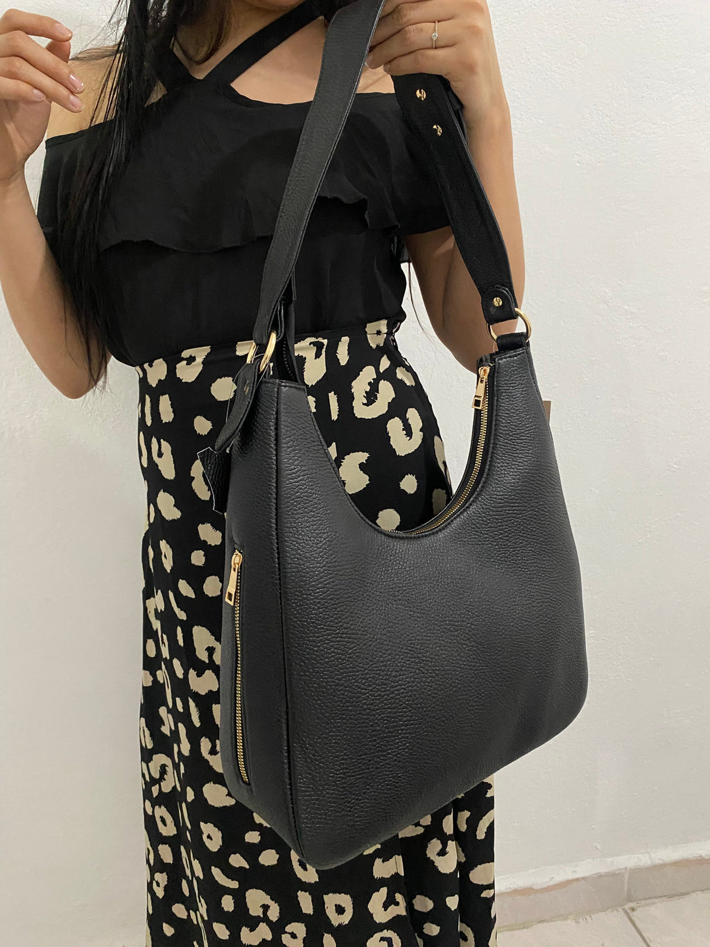 Bolsa Hobo Noir con modelo como bandolera vista frontal