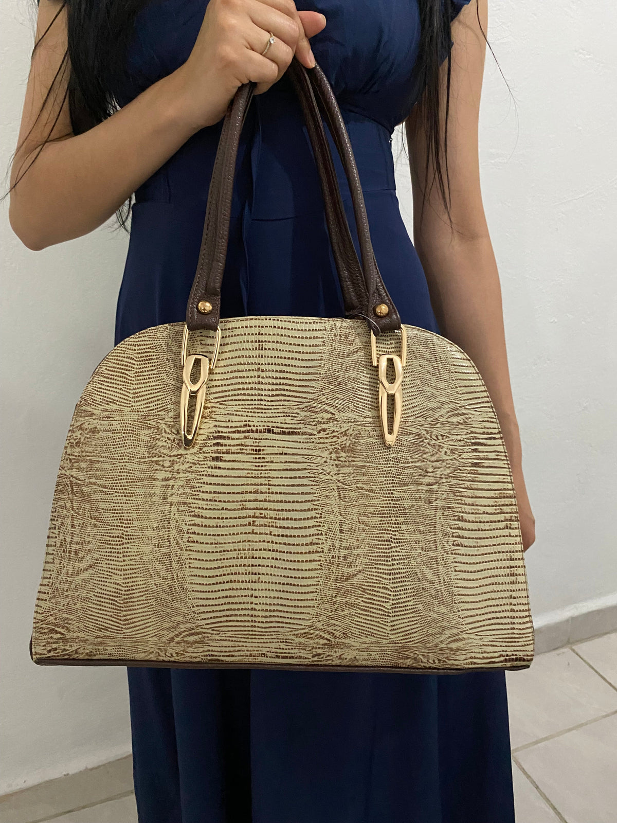 Bolsa Dome Lagarto dorada con modelo vista frontal