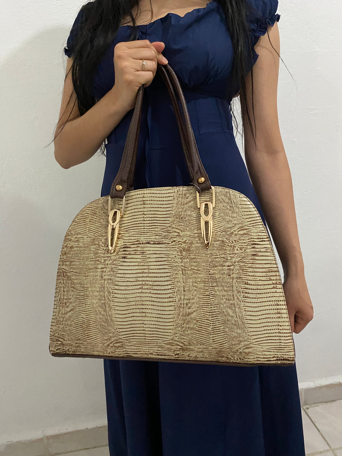 Bolsa Dome Lagarto dorada con modelo vista lateral