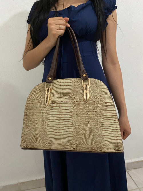 Bolsa Dome Lagarto dorada con modelo vista lateral