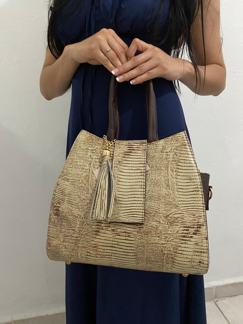 Bolsa Tote Lagarto Dorado con modelo vista frontal completa