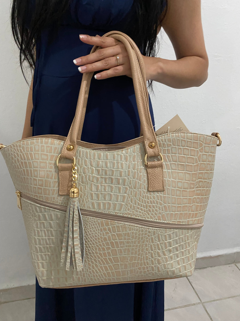 Bolsa Tote Croc Champagne con modelo vista frontal completa
