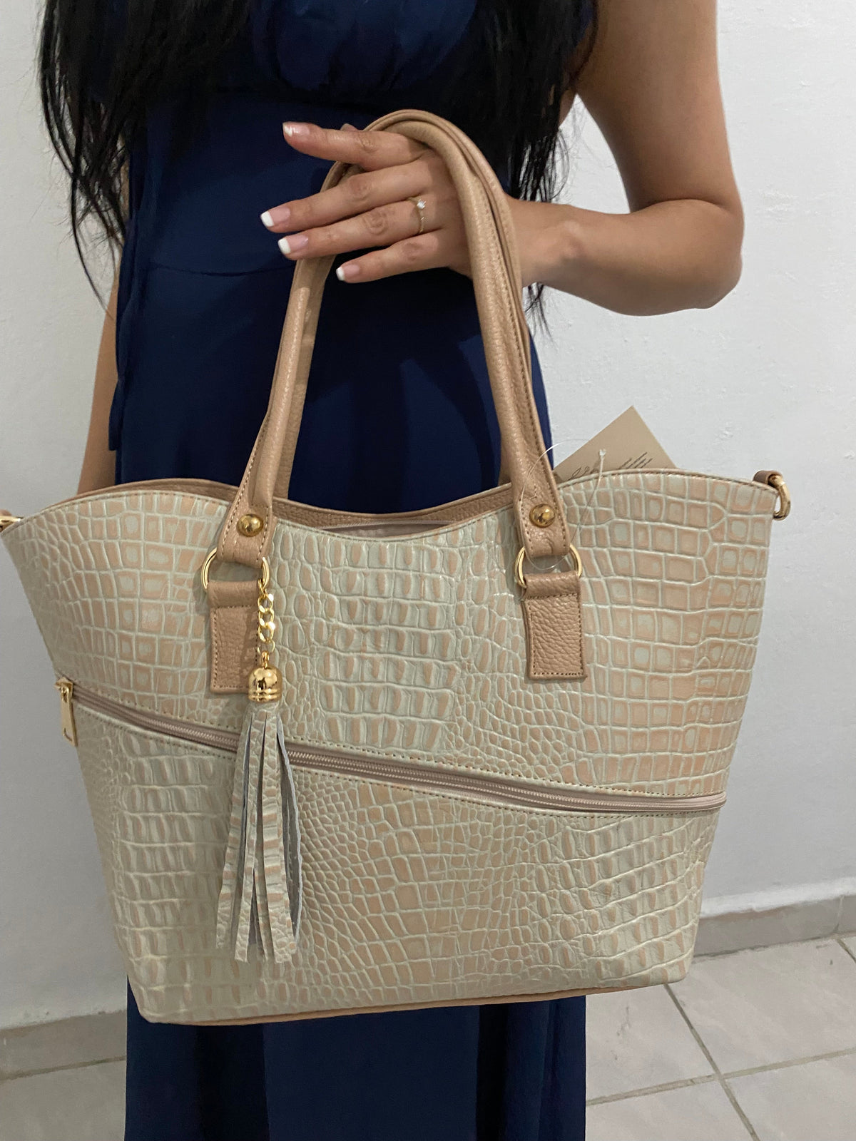 Bolsa Tote Croc Champagne con modelo vista frontal completa