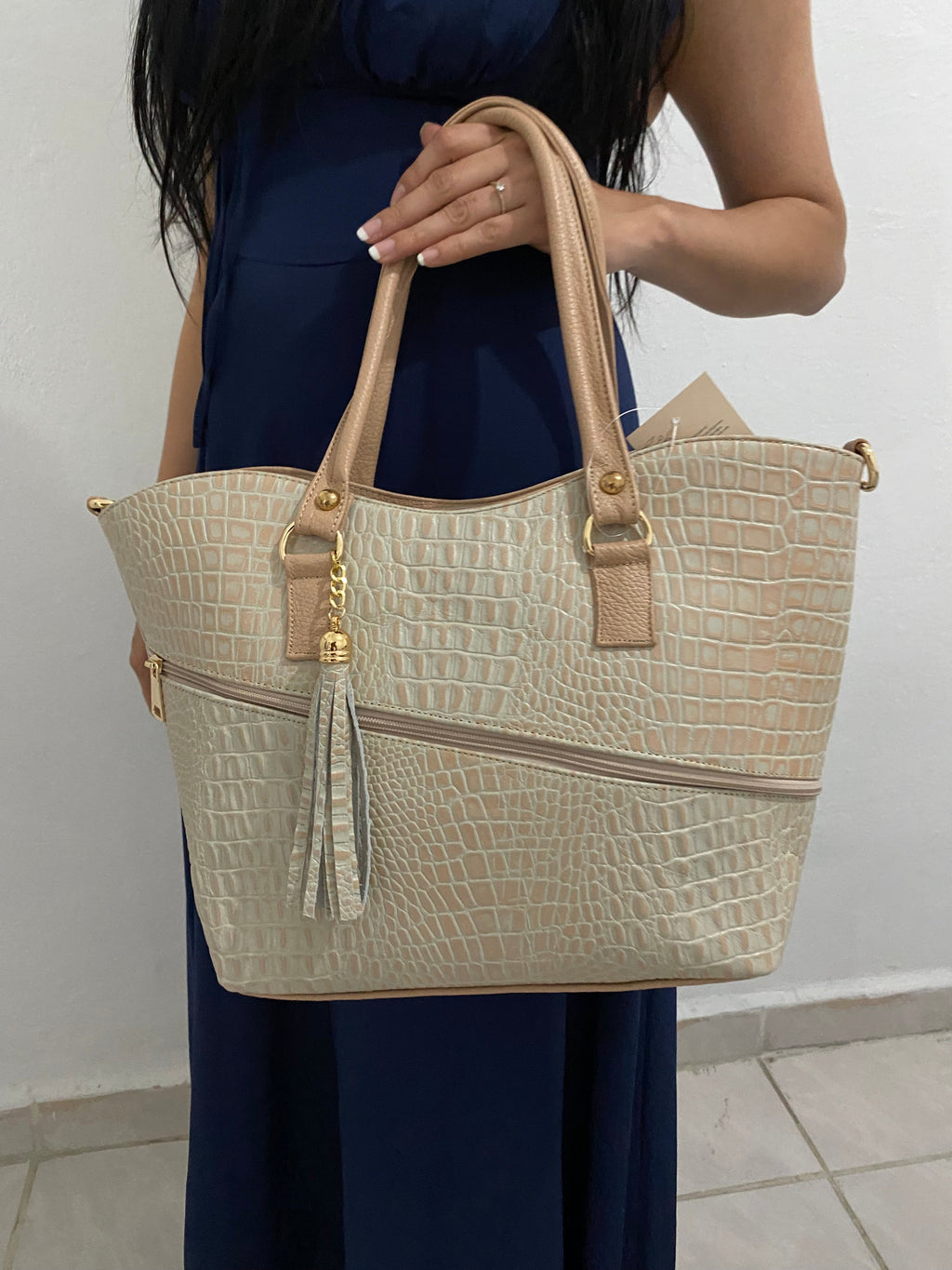 Bolsa Tote Croc Champagne con modelo vista lateral