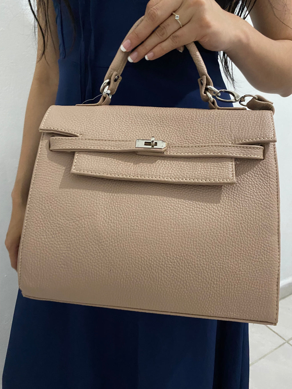 Bolsa Kelly Taupe con modelo vista frontal sosteniendo