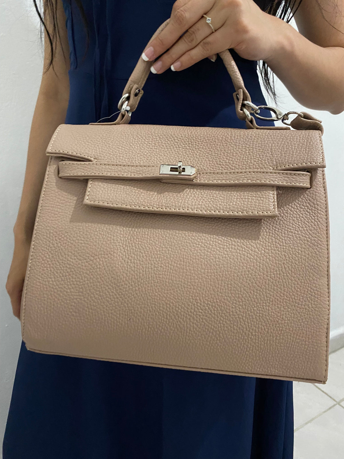 Bolsa Kelly Taupe con modelo vista frontal sosteniendo