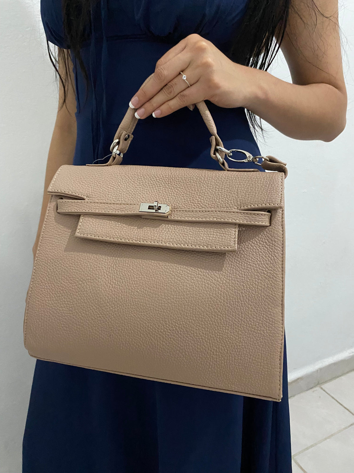 Bolsa Kelly Taupe con modelo vista frontal completa