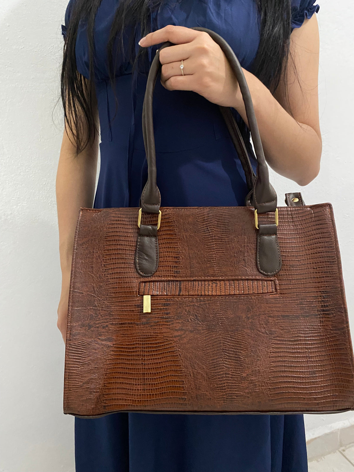 Work Bag Lagarto Cognac con modelo vista frontal