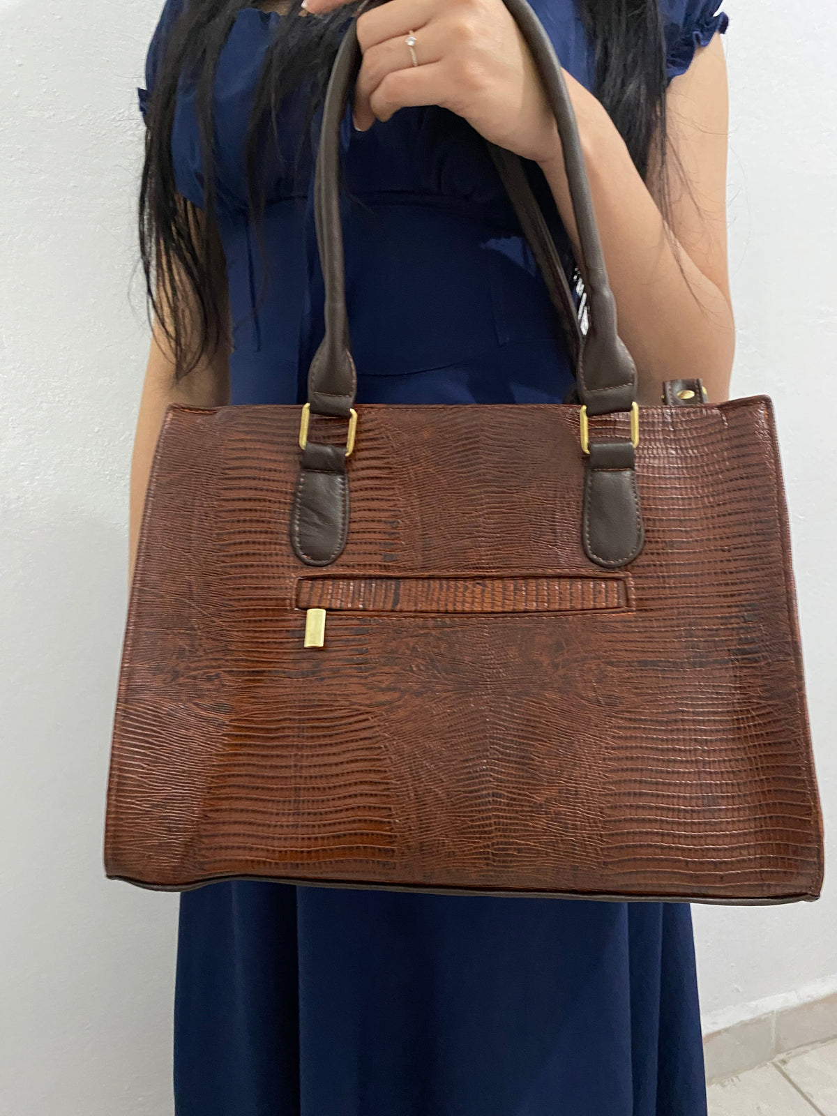Work Bag Lagarto Cognac con modelo vista frontal completa