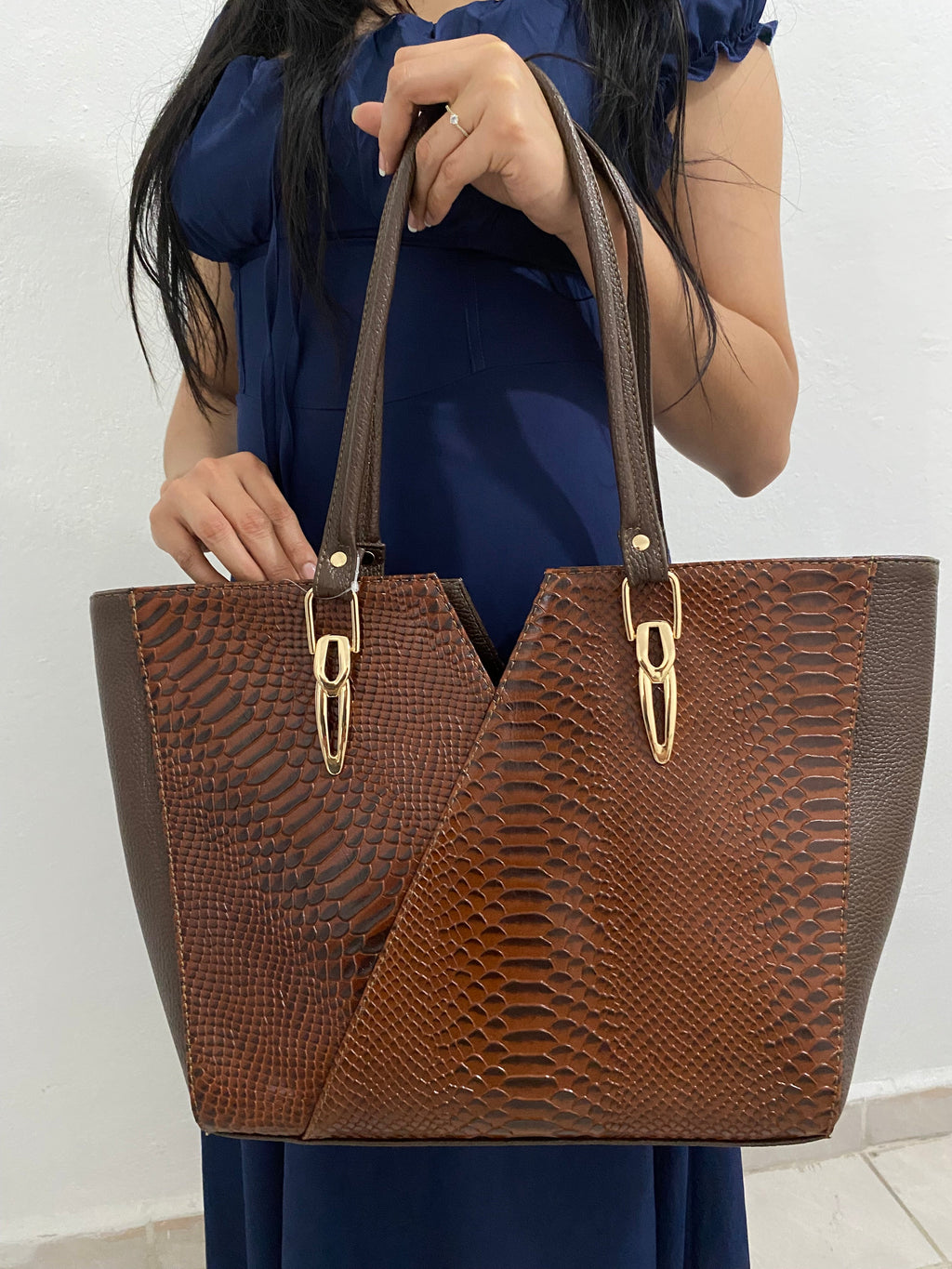 Bolsa Tote V Python Cognac con modelo vista frontal completa