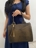Bolsa Satchel Croc Khaki con modelo vista frontal sosteniendo