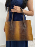 Bolsa Tote Croc Ombré Mostaza con modelo vista frontal