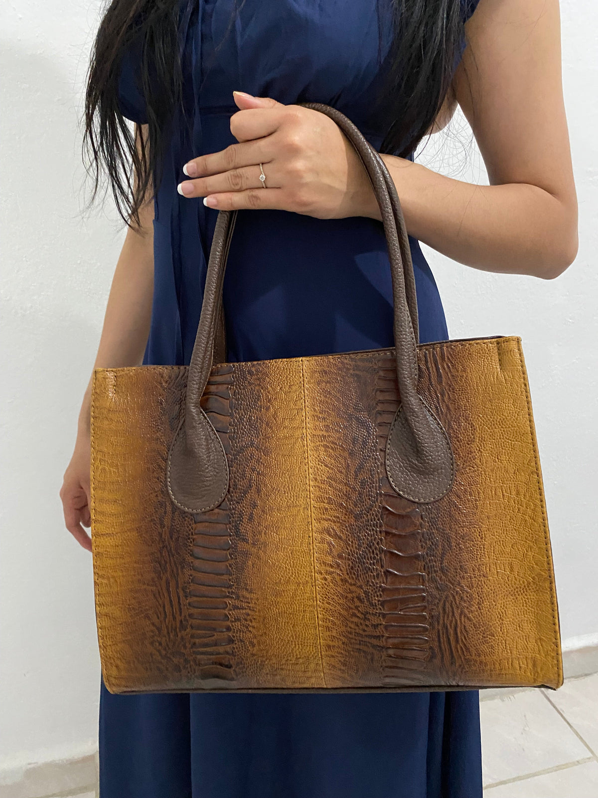 Bolsa Tote Croc Ombré Mostaza con modelo vista frontal