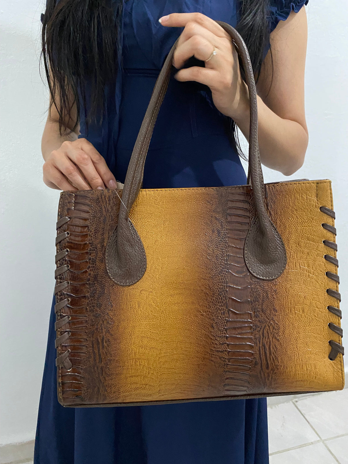 Bolsa Tote Croc Ombré Mostaza con modelo vista frontal detalle costuras
