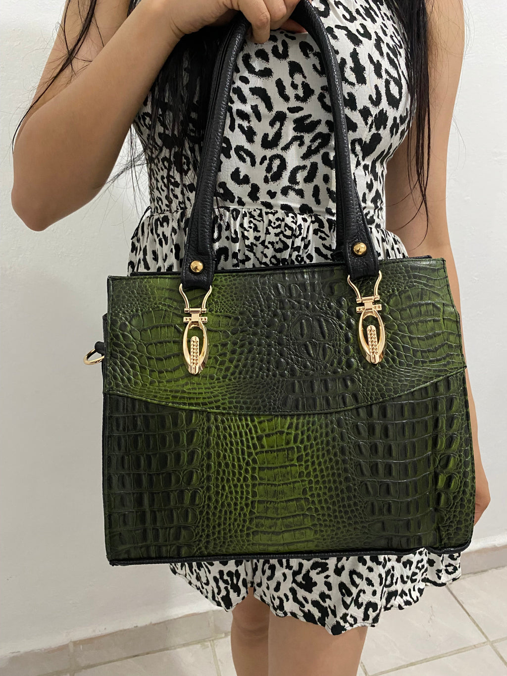 Satchel Croc Ombré Verde Negro con modelo vista frontal completa