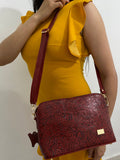 Crossbody Floral Vino con modelo bandolera vista frontal