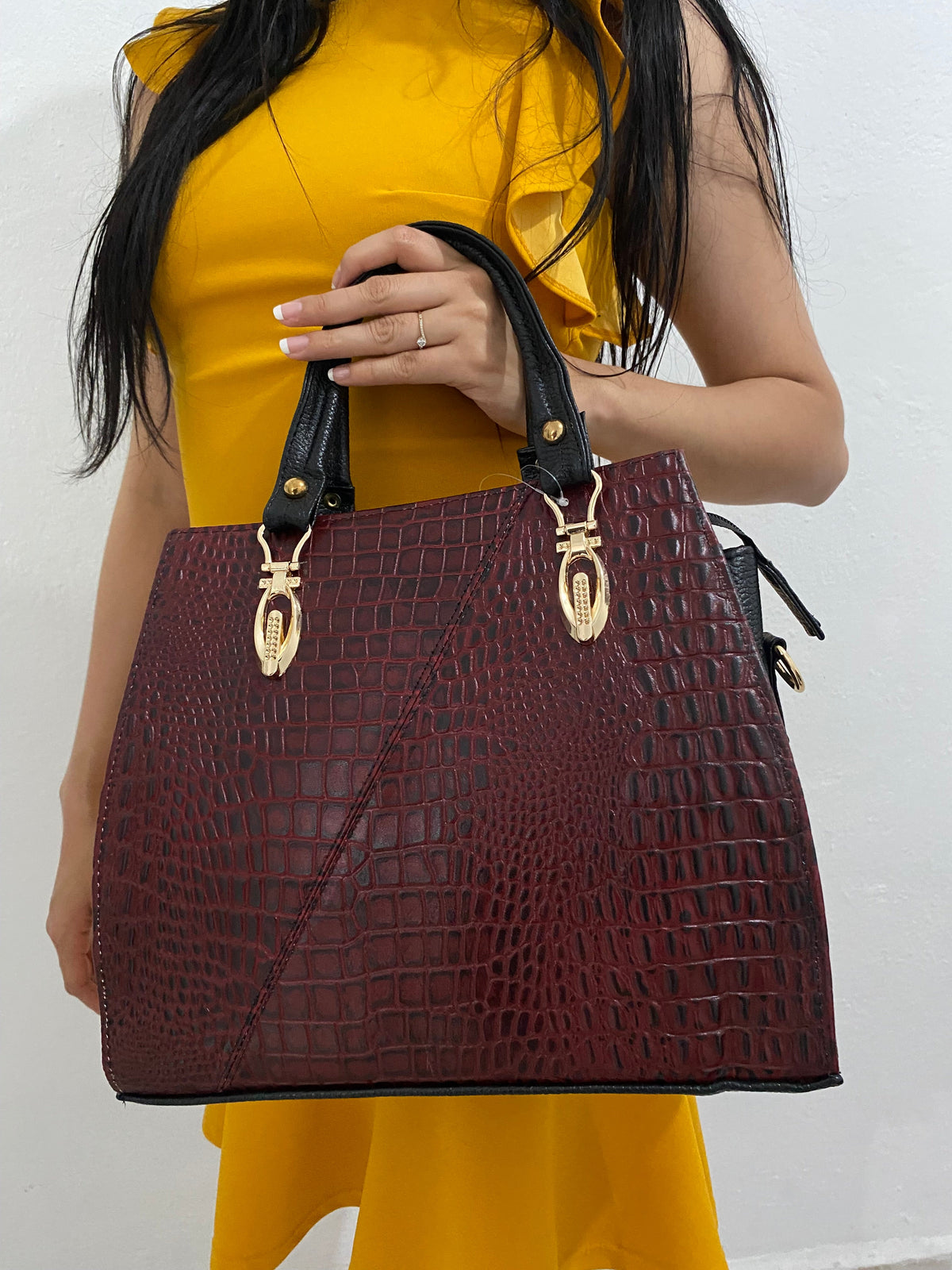 Handbag Croc Vino Herrajes Dorados con modelo vista frontal completa detalle herrajes