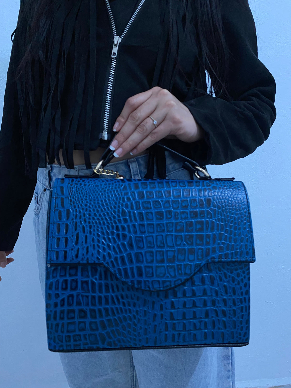 Satchel Croc Azul Cobalto con modelo vista frontal sosteniendo asa corta