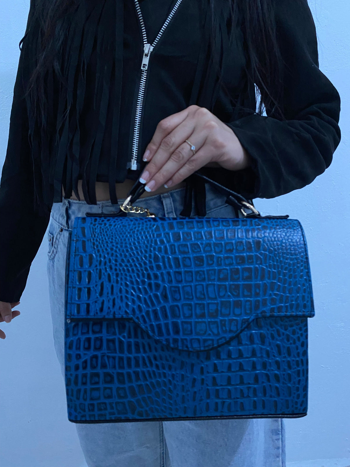 Satchel Croc Azul Cobalto con modelo vista frontal completa