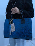 Tote Croc Azul Cobalto con modelo vista frontal sosteniendo