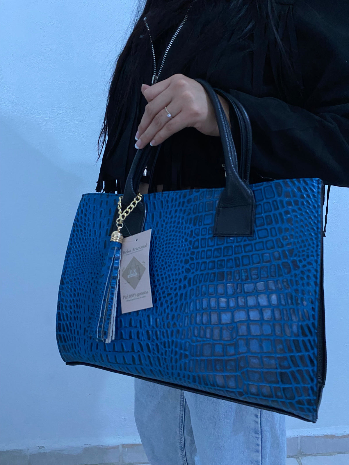 Tote Croc Azul Cobalto con modelo vista frontal completa detalle borla y etiqueta