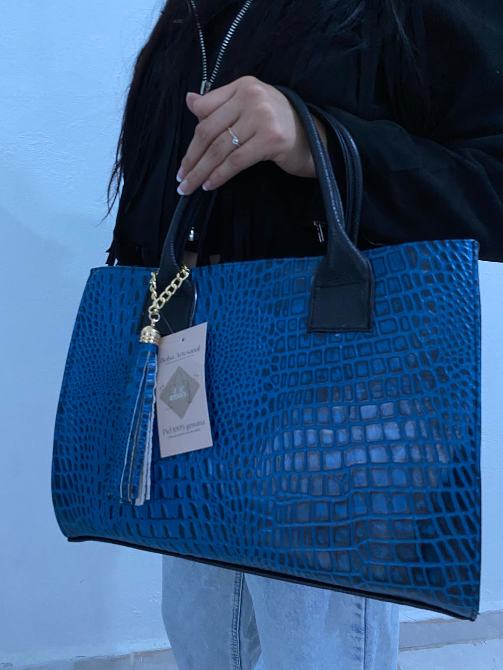 Tote Croc Azul Cobalto con modelo vista frontal lateral detalle textura cocodrilo