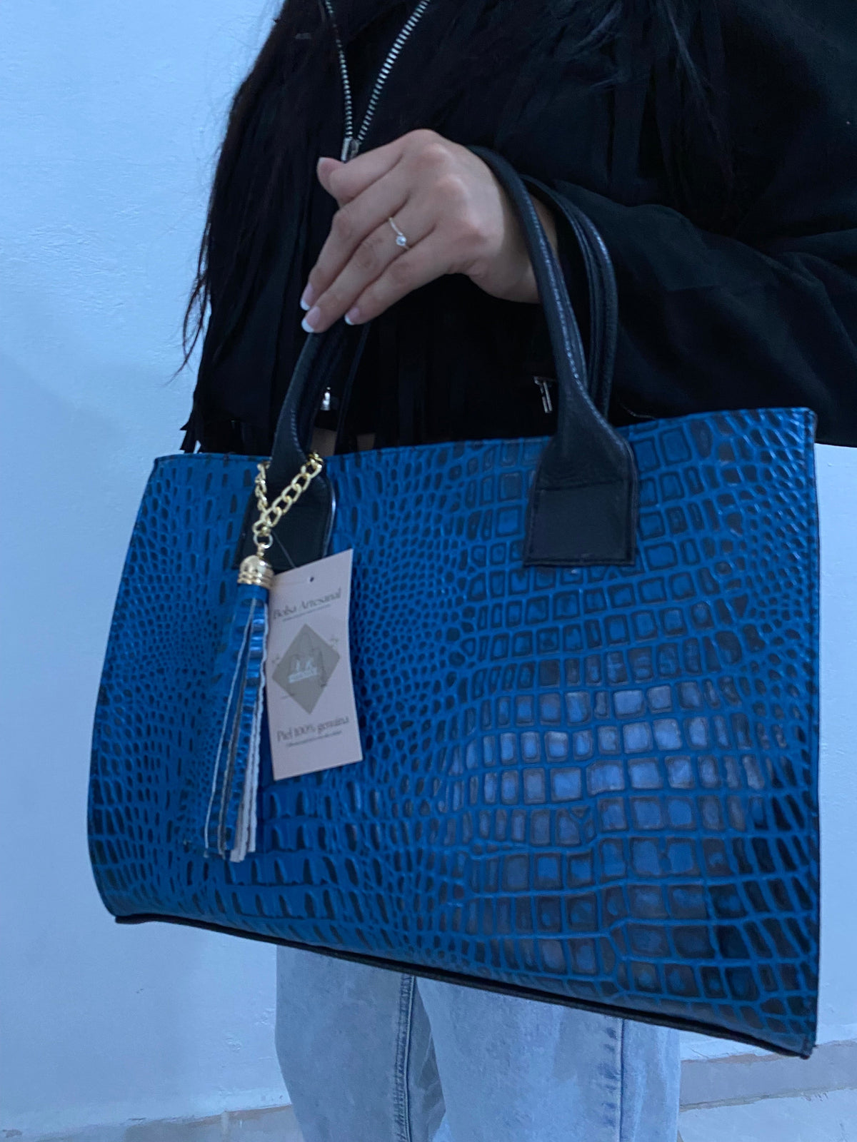 Tote Croc Azul Cobalto con modelo vista frontal lateral detalle textura cocodrilo