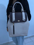 Mochila Handbag Bicolor Beige Café con modelo vista frontal sosteniendo como handbag