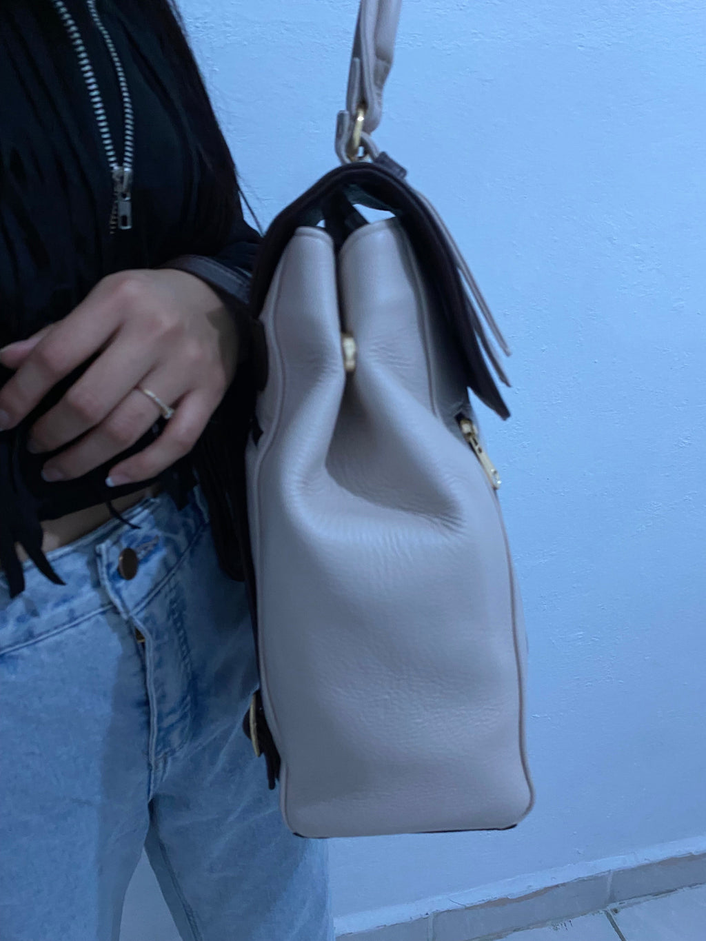 Mochila Handbag Bicolor Beige Café con modelo vista lateral como handbag