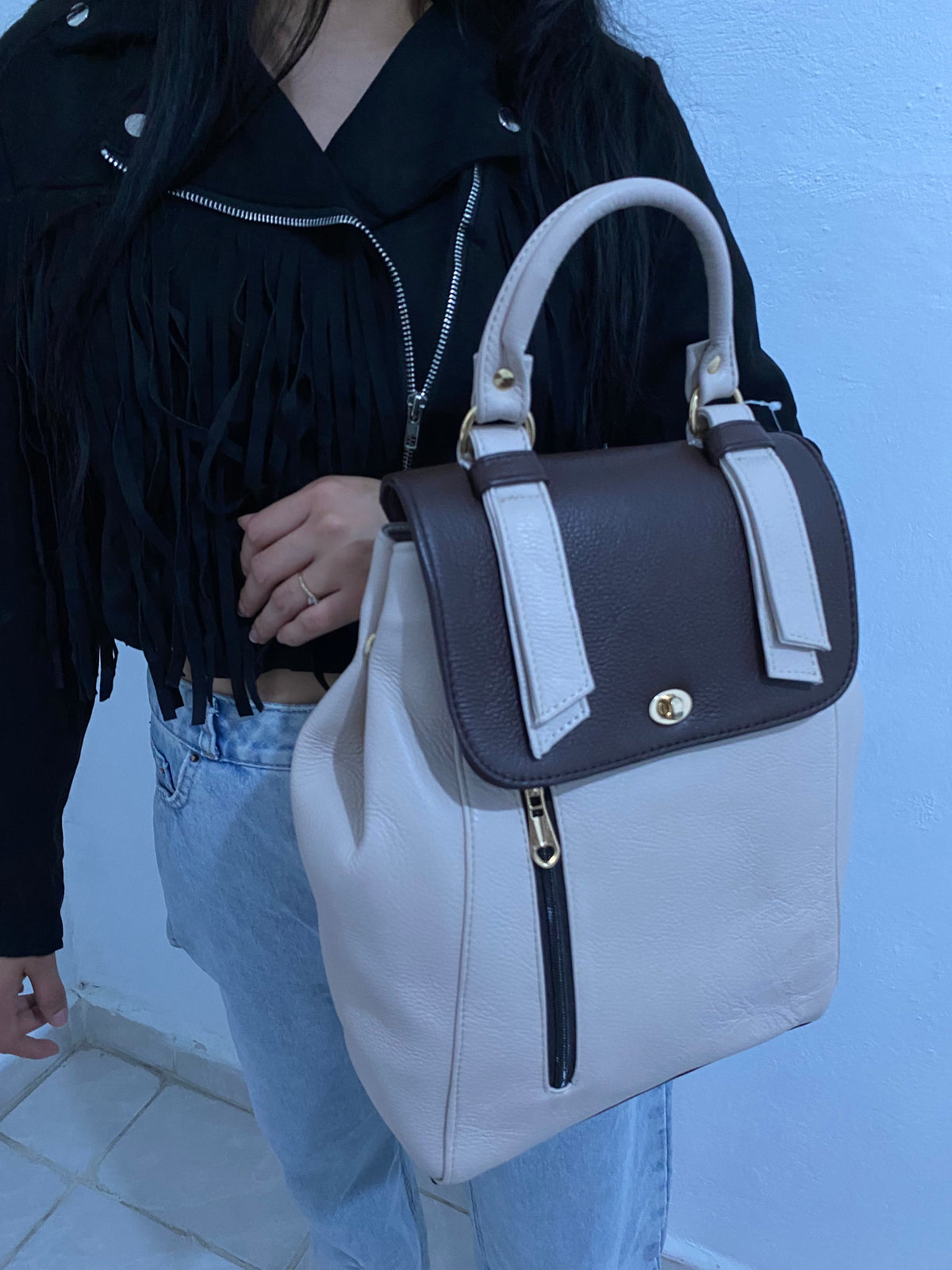 Mochila Handbag Bicolor Beige Café con modelo vista frontal completa como handbag