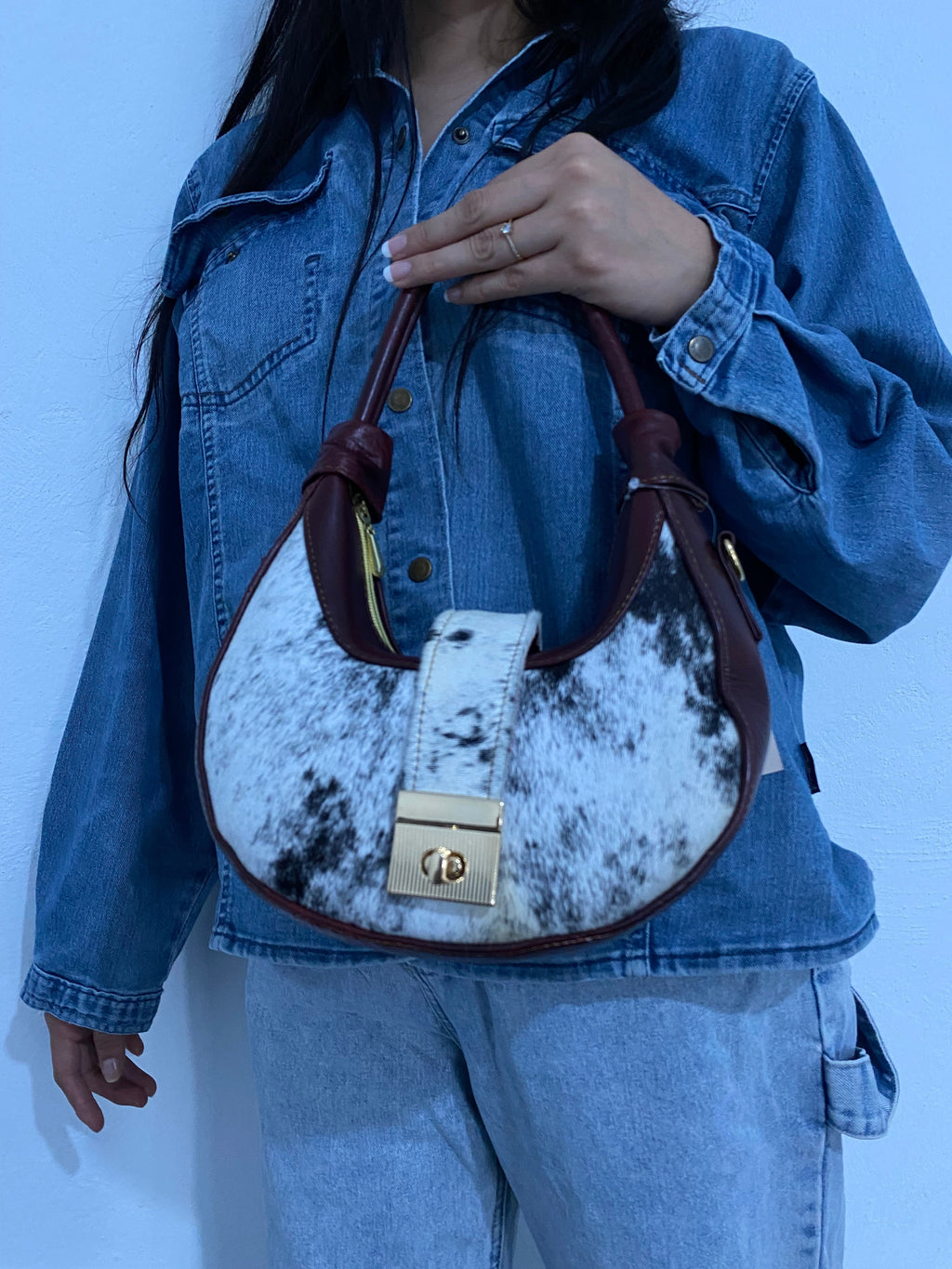 Hobo Luna Pelo de Vaca Vino con modelo vista frontal completa detalle broche dorado