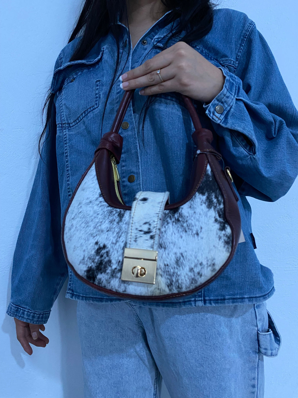 Hobo Luna Pelo de Vaca Vino con modelo vista frontal completa detalle broche dorado