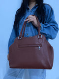 Handbag Retro Café Cognac Kiss Lock con modelo vista frontal sosteniendo