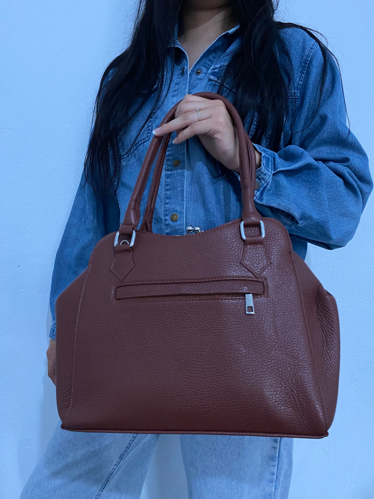 Handbag Retro Café Cognac Kiss Lock con modelo vista frontal sosteniendo