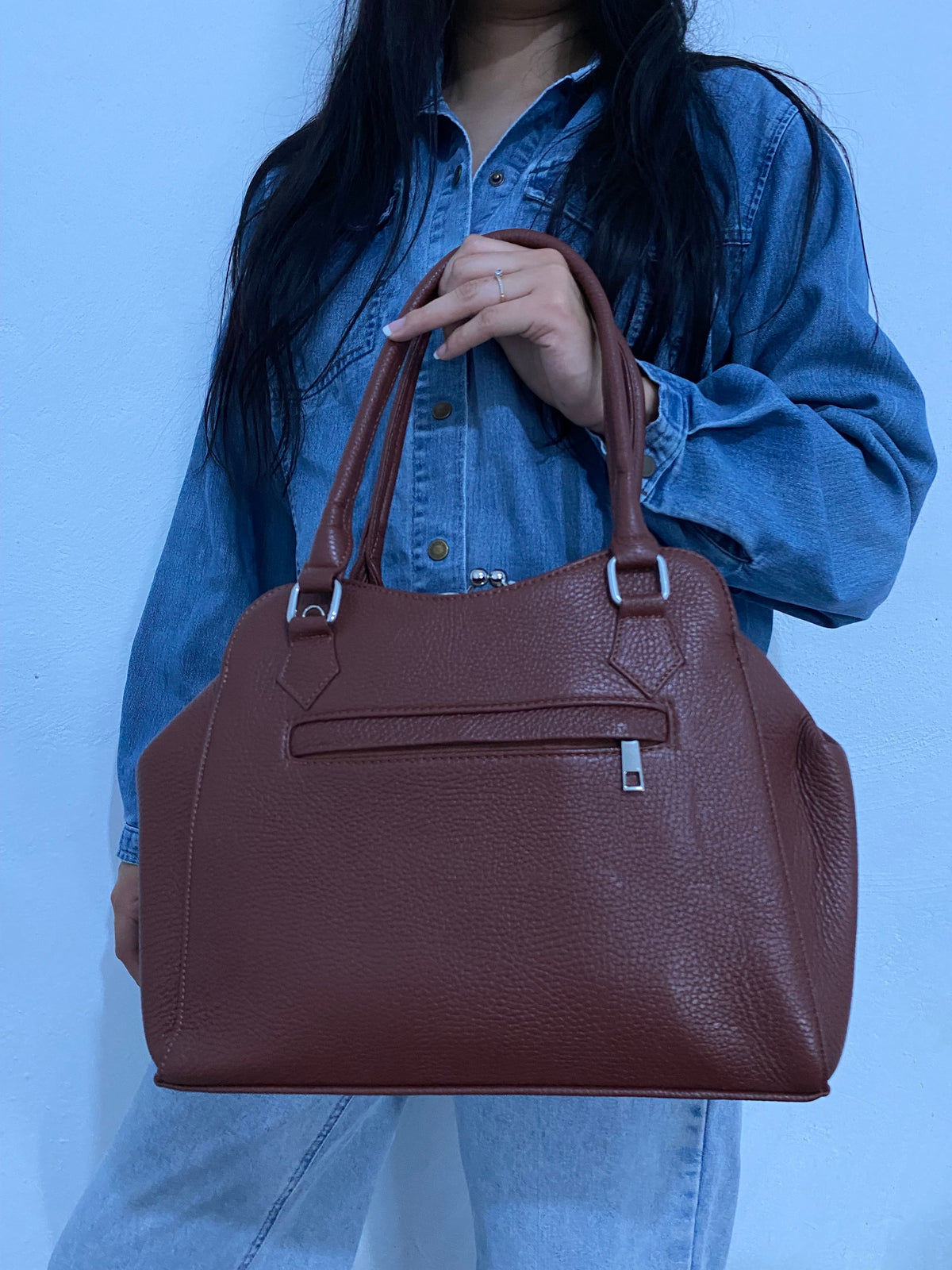 Handbag Retro Café Cognac Kiss Lock con modelo vista frontal completa detalle cierre kiss lock