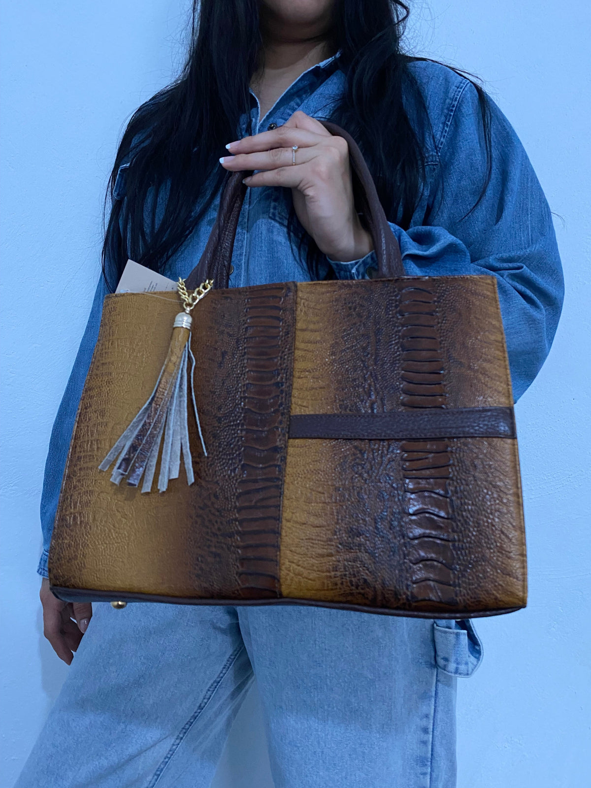 Bolsa Safari miel y café con modelo vista lateral