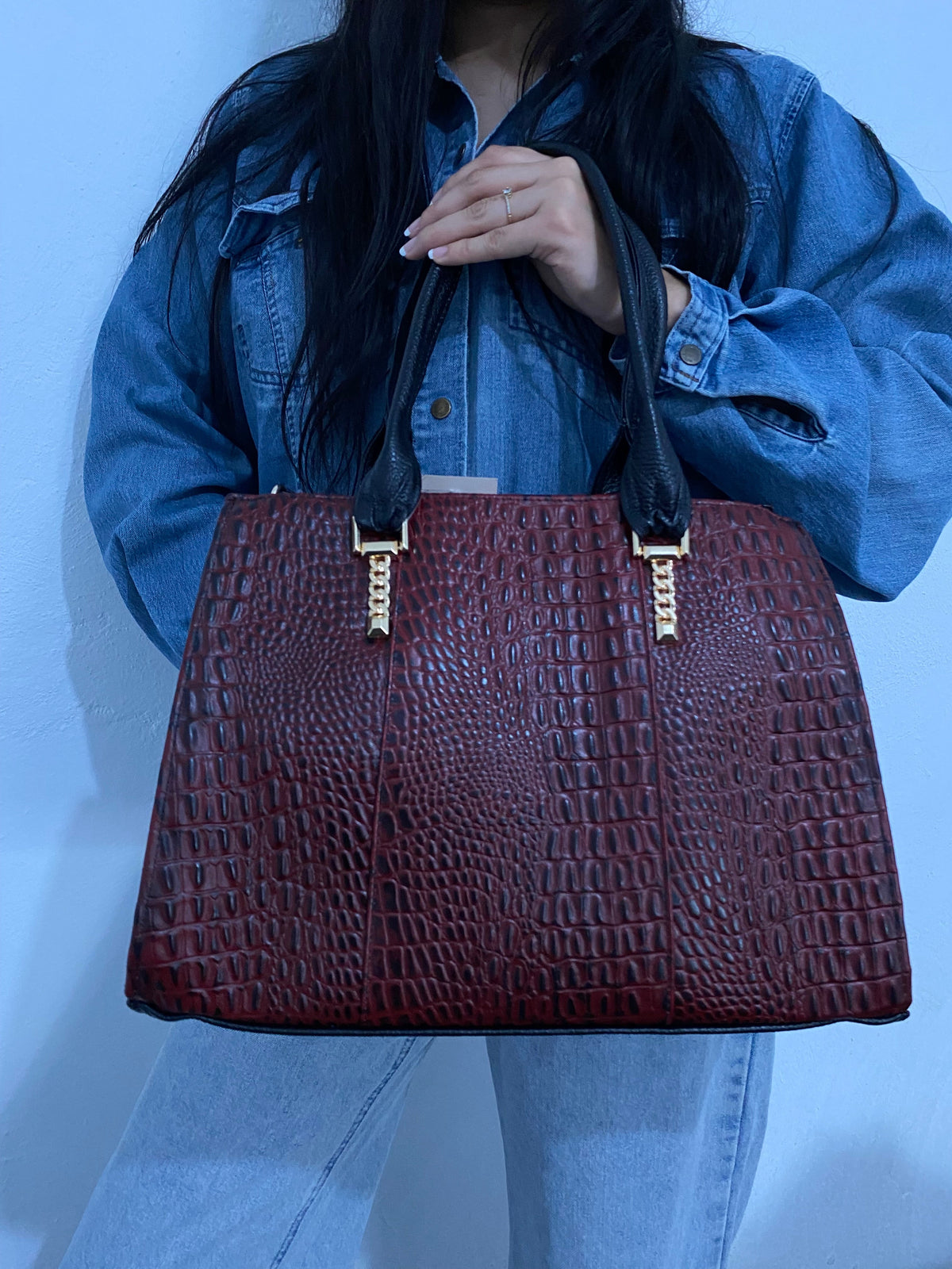 Bolsa Cocodrilo Vino con modelo vista frontal