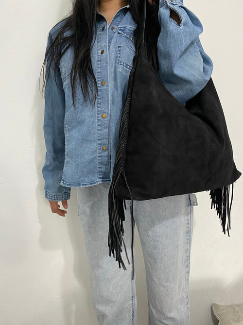 Bolsa Bohemia negra con flecos vista con modelo