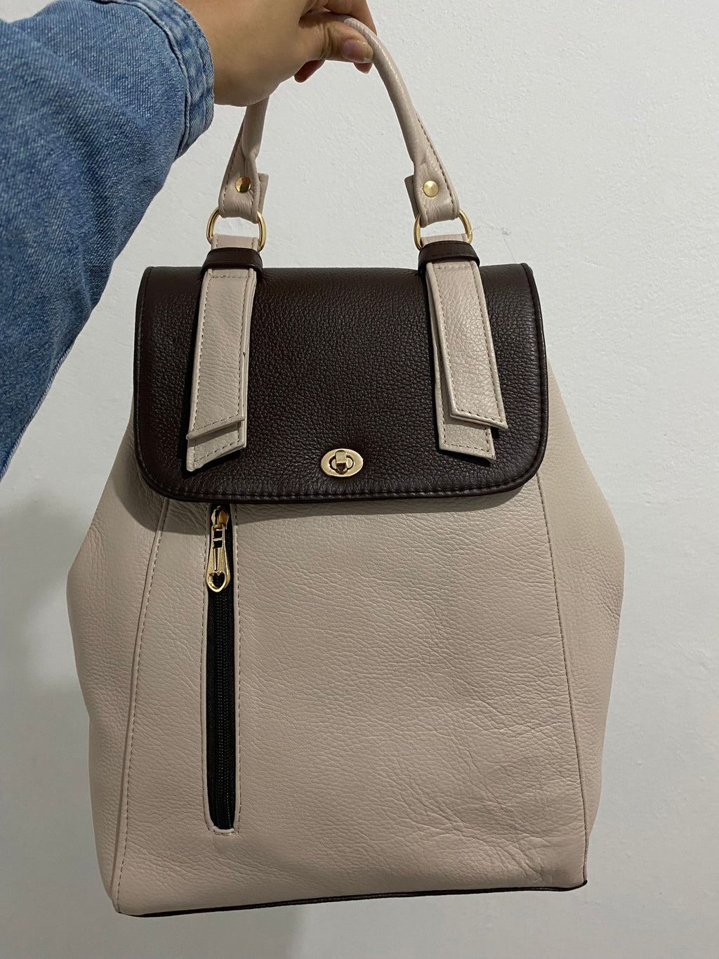 Mochila Handbag Bicolor Beige Café sostenida vista frontal detalle broche dorado