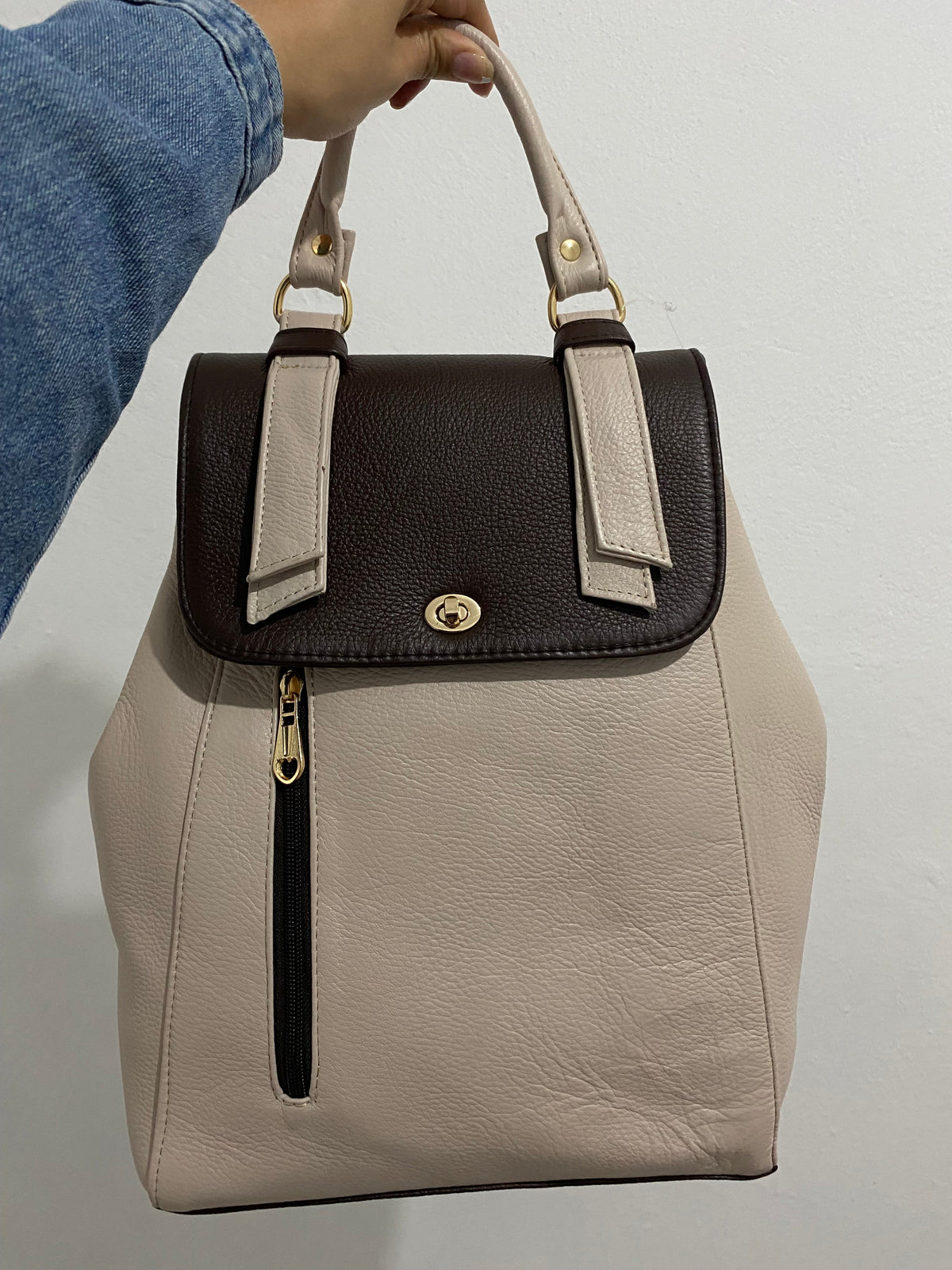 Mochila Handbag Bicolor Beige Café sostenida vista frontal detalle broche dorado