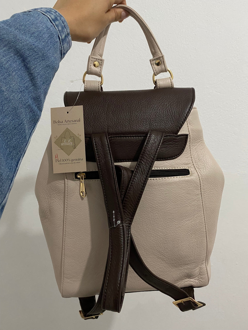 Mochila Handbag Bicolor Beige Café vista trasera con correas mochila ajustables café y etiqueta piel genuina