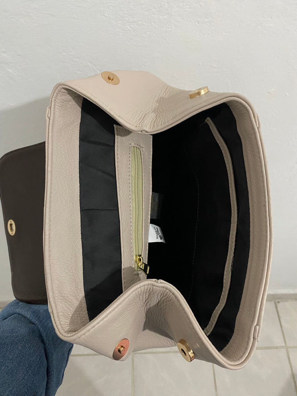 Mochila Handbag Bicolor Beige Café vista interior amplio negro con bolsillo cremallera dorada