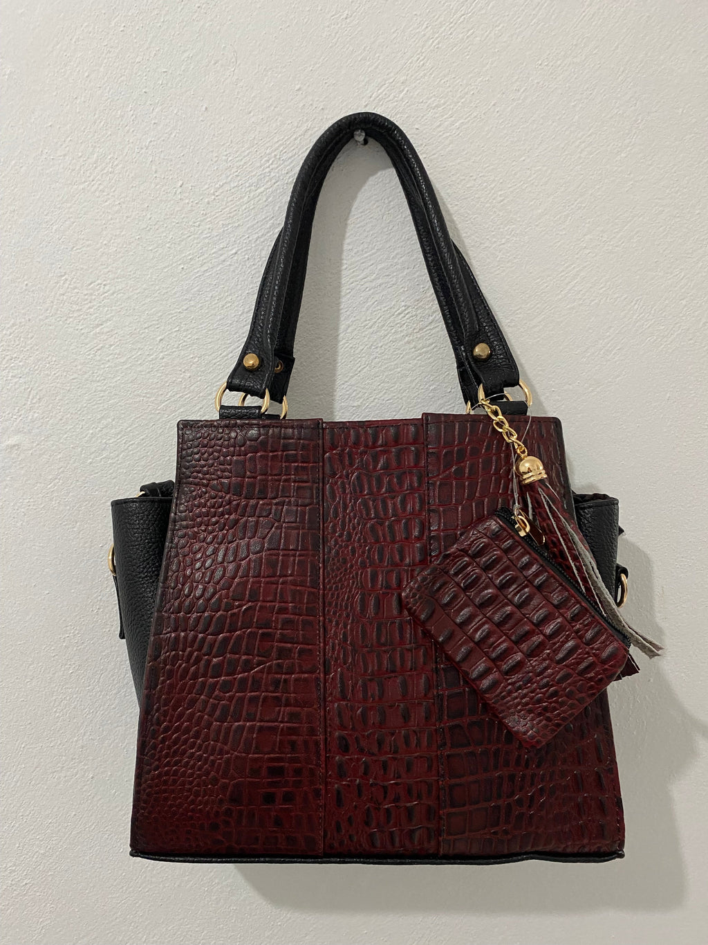 Tote Croc Vino Negro con Monedero colgada vista frontal completa con monedero